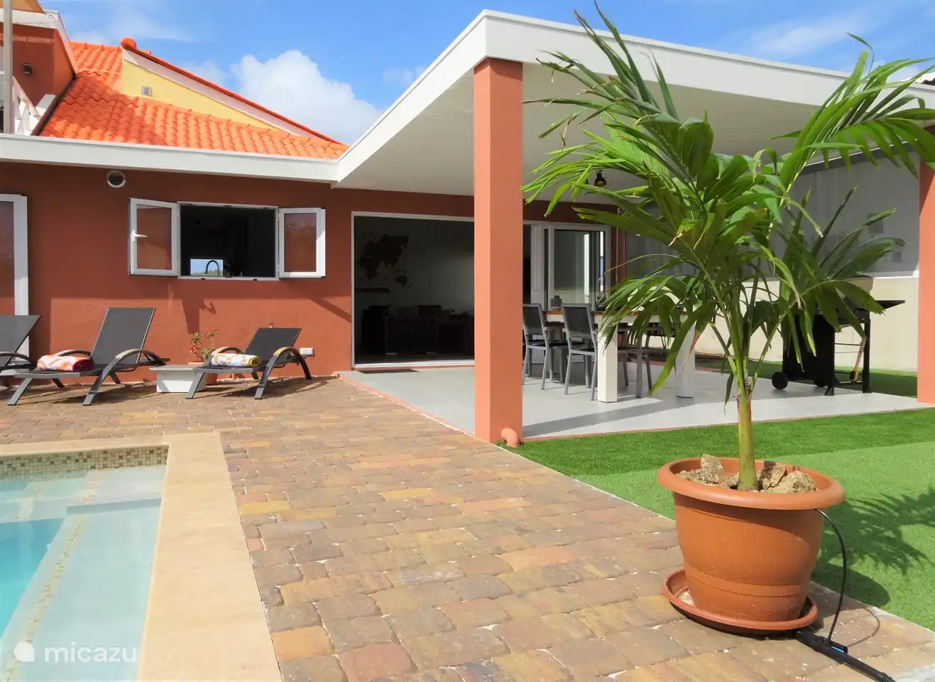 Zeit zum Entspannen am Pool!