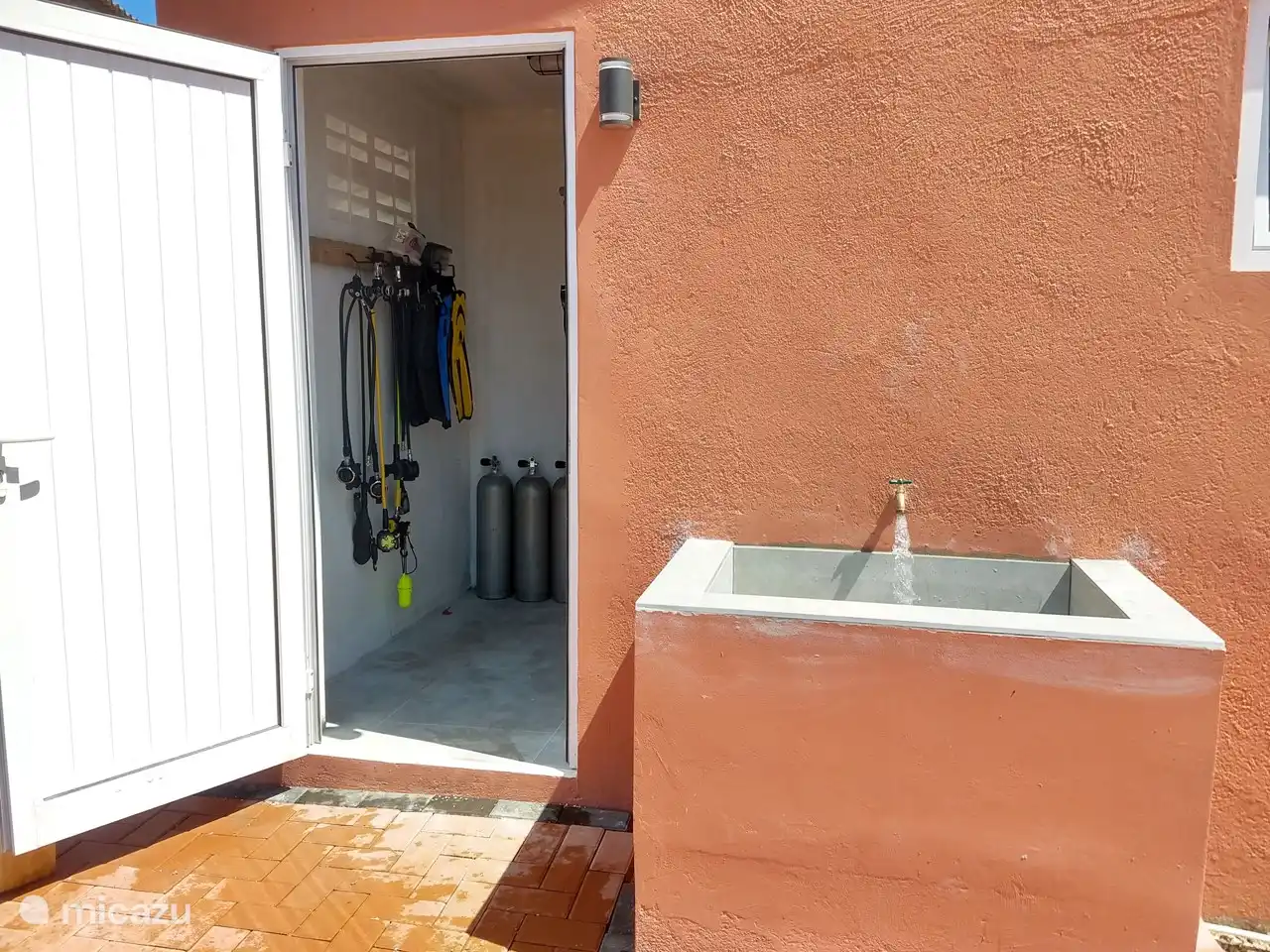 Tauchzimmer mit Waschbecken