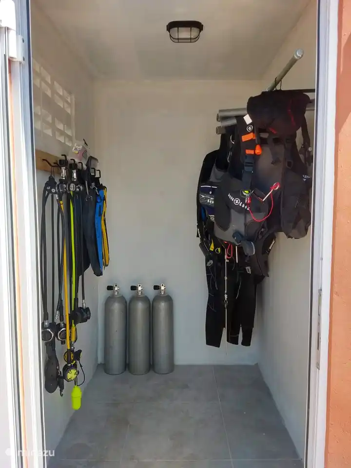 Voll ausgestatteter Tauchboden mit Kleiderhaken und Haken zum Aufbewahren der gesamten Ausrüstung.