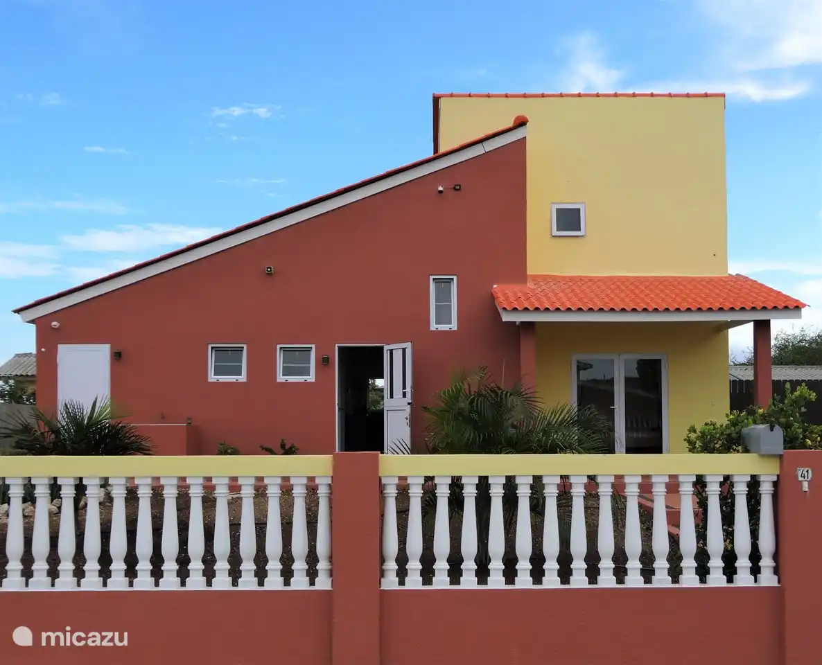 Frontvilla - komplett eingezäunt und mit automatischem Tor.