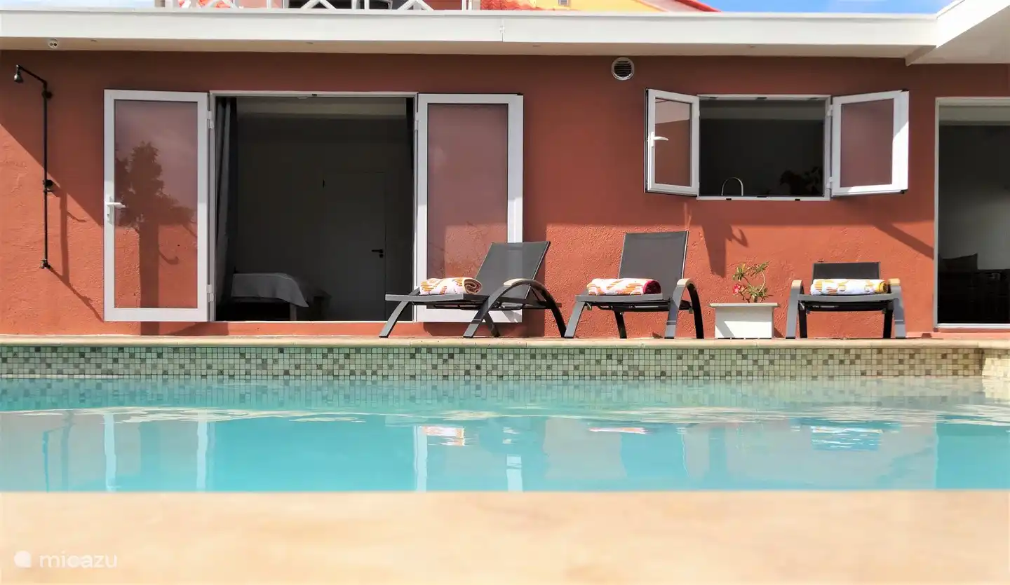 Schlafzimmer mit Poolzugang