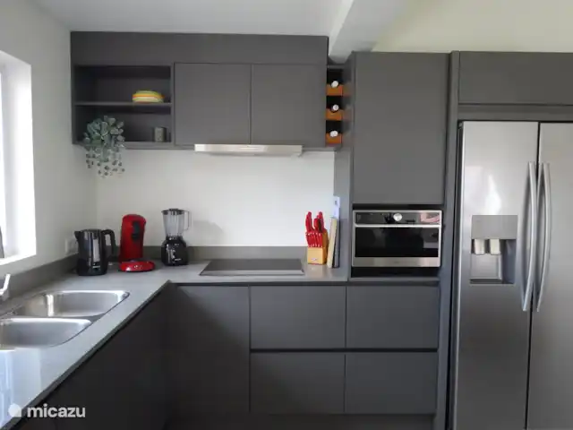 Villa Masha Danki huren in Curaçao, Curacao-Midden, Sint Michiel - villa Luxe, moderne keuken met bar en Amerikaanse koelkast