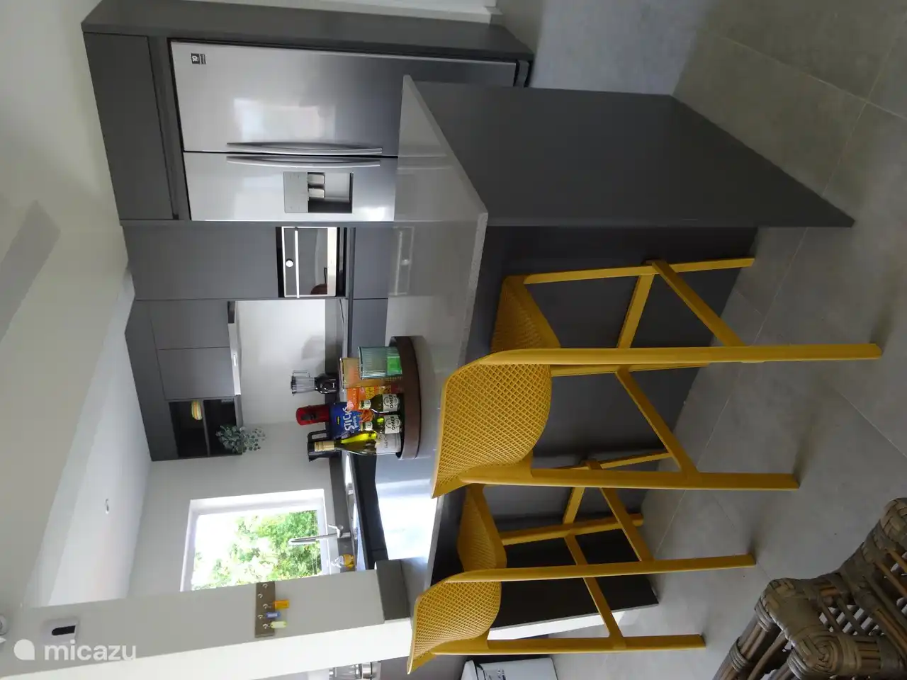 Luxuriöse, moderne Küche mit Bar und amerikanischem Kühlschrank