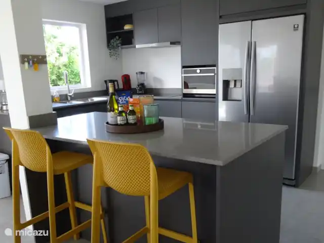 Villa Masha Danki huren in Curaçao, Curacao-Midden, Sint Michiel - villa Luxe, moderne keuken met bar en Amerikaanse koelkast