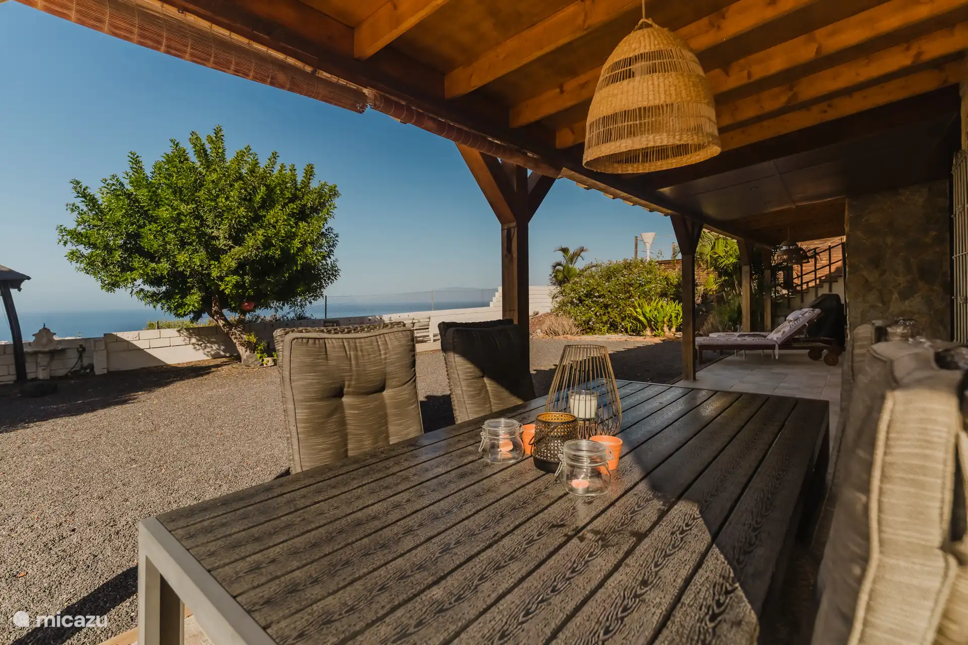 eettafel onder de veranda