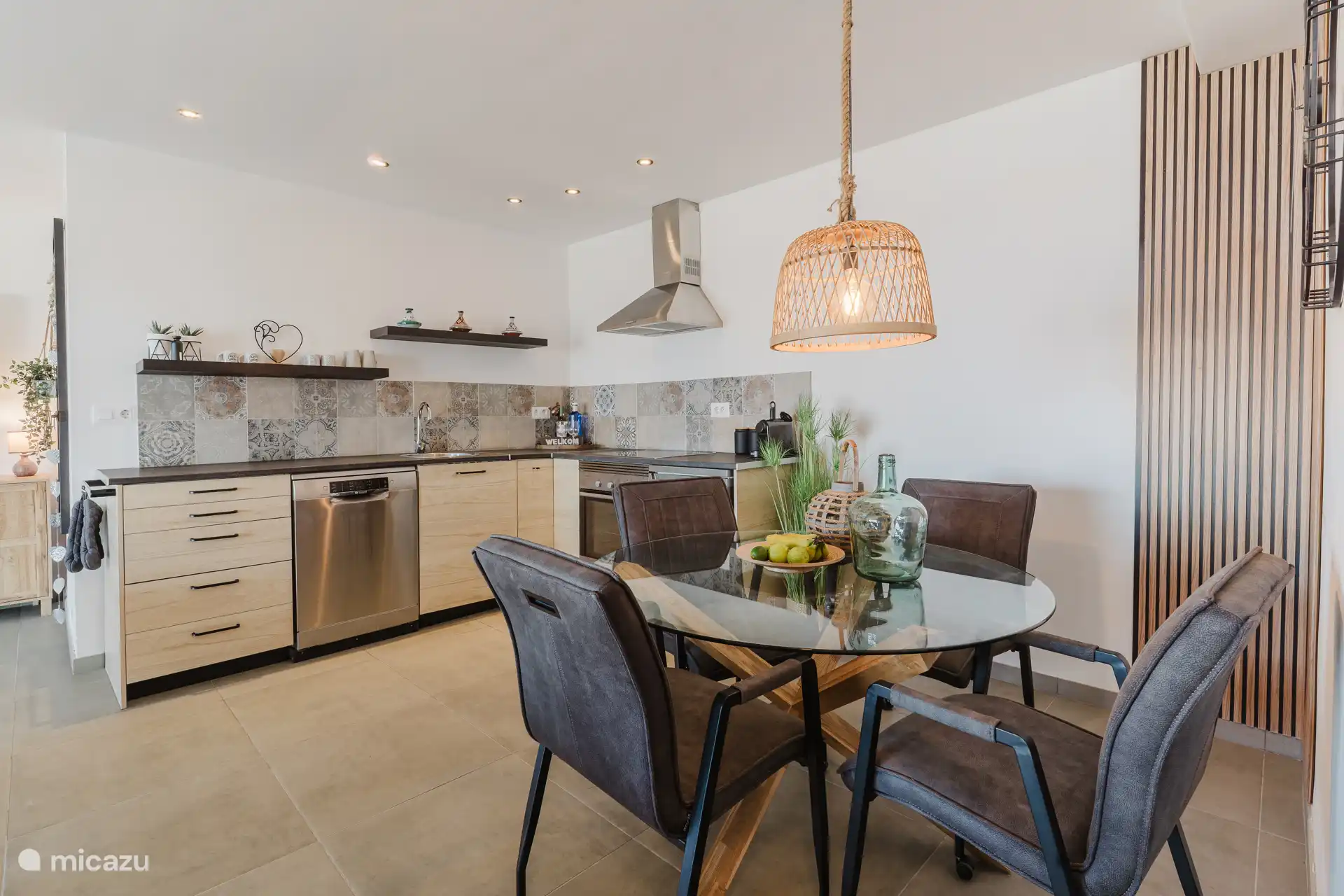 eettafel en keuken