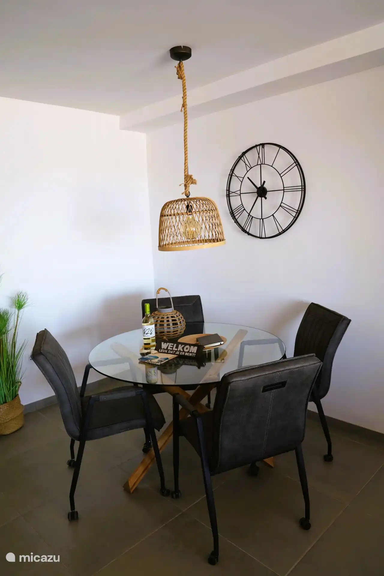 Table à manger avec 4 chaises