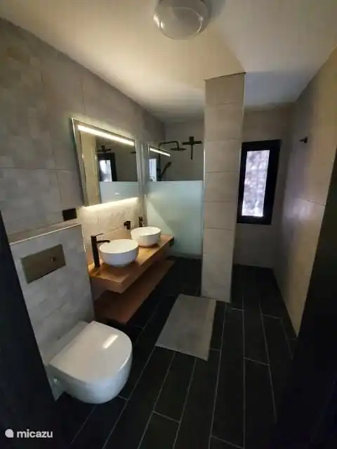 Salle de bain avec toilettes supplémentaires