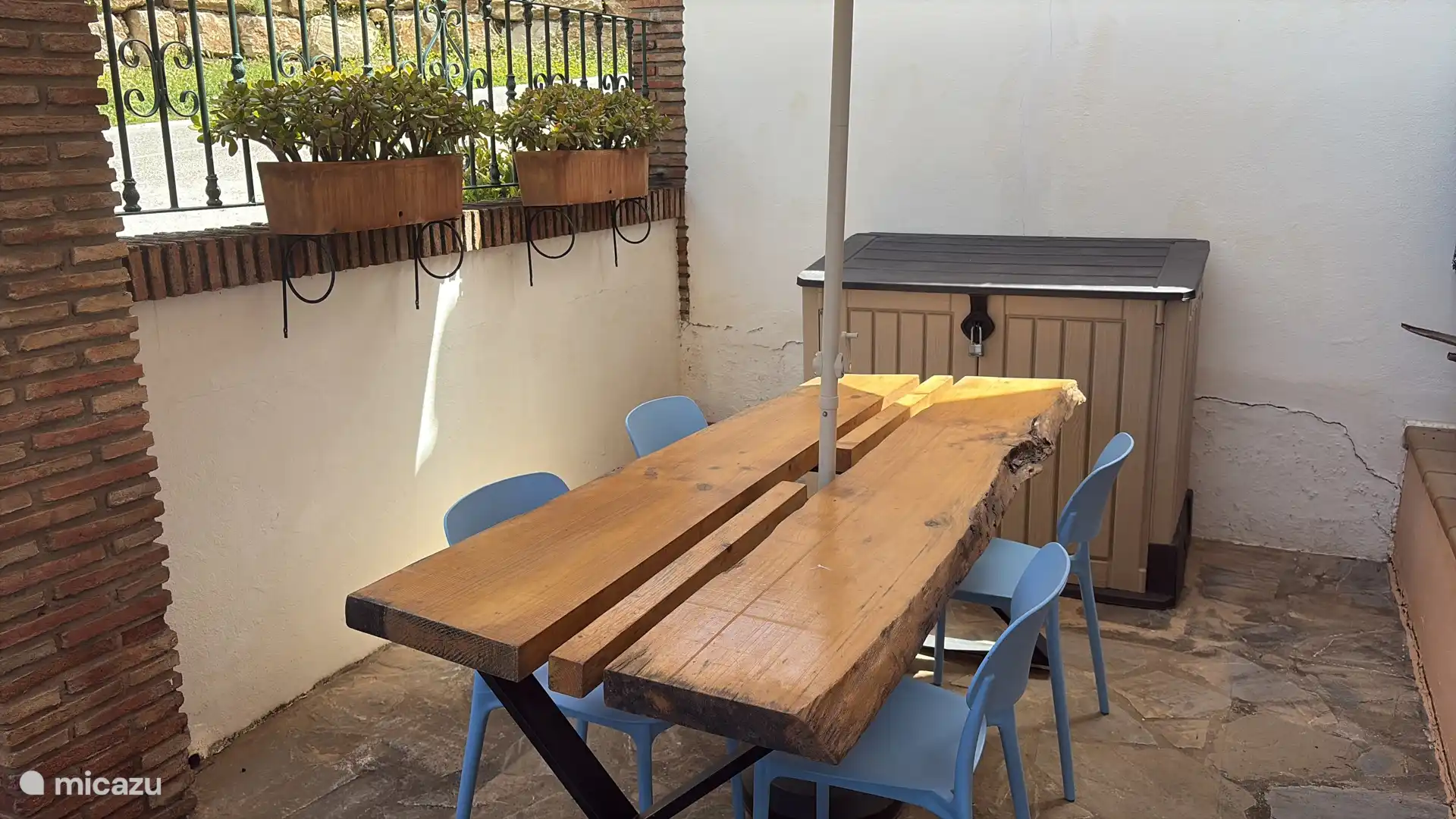 Schöner langer Tisch auf der vorderen Terrasse, um das Abendessen zu genießen