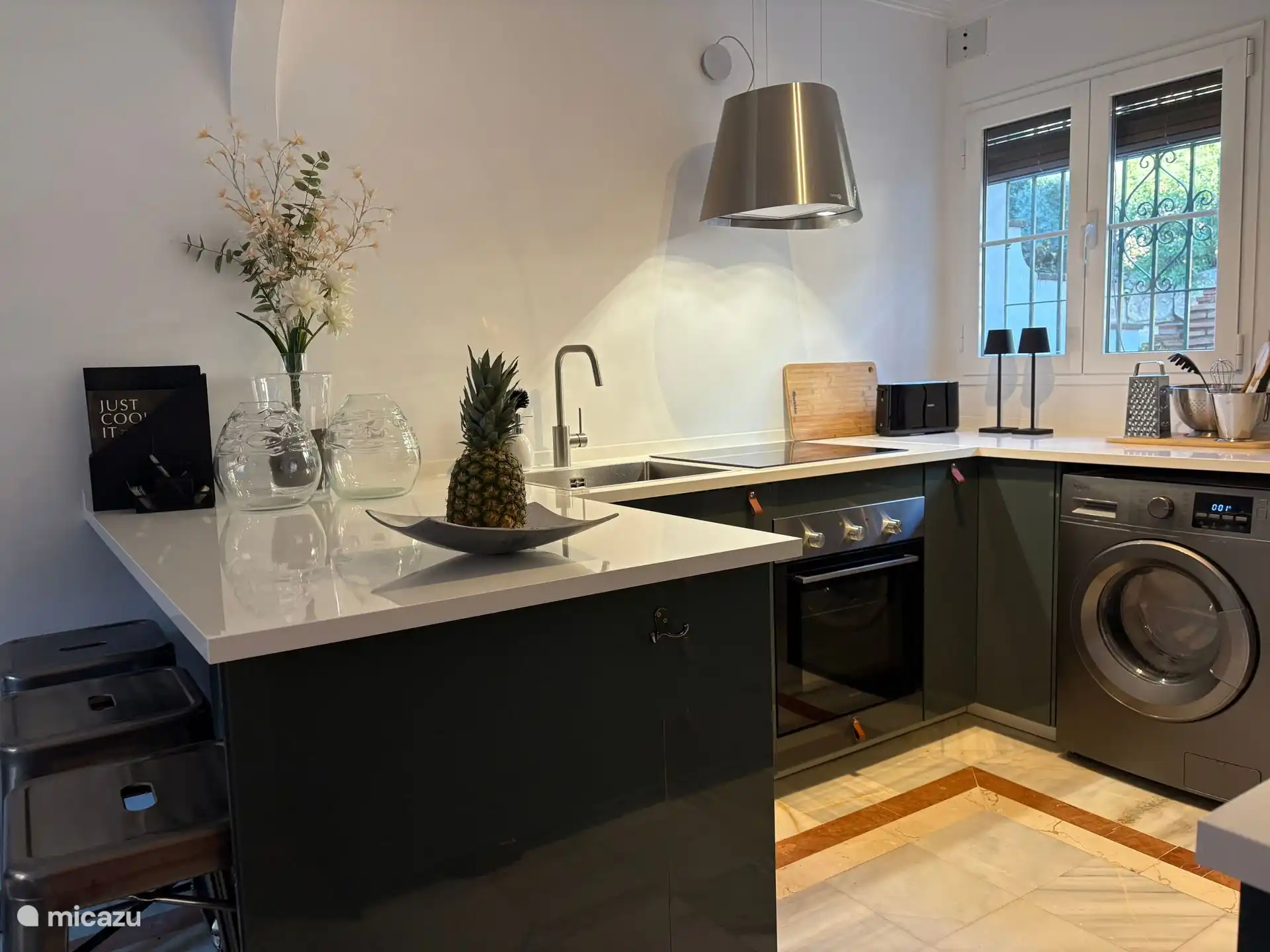 Nieuwe moderne keuken met hangende afzuigkap