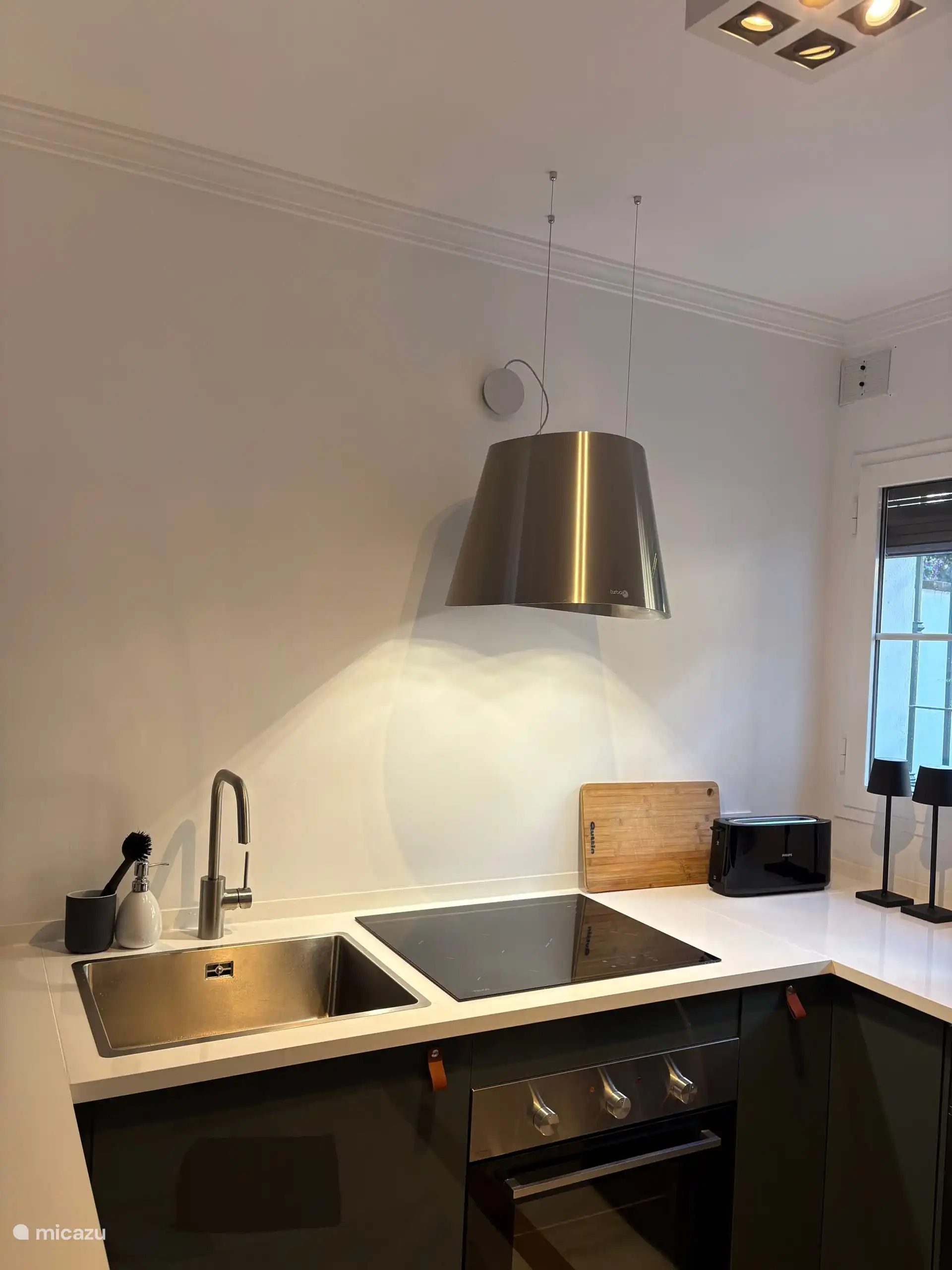 Keramische kookplaat, oven en hangende afzuigkap