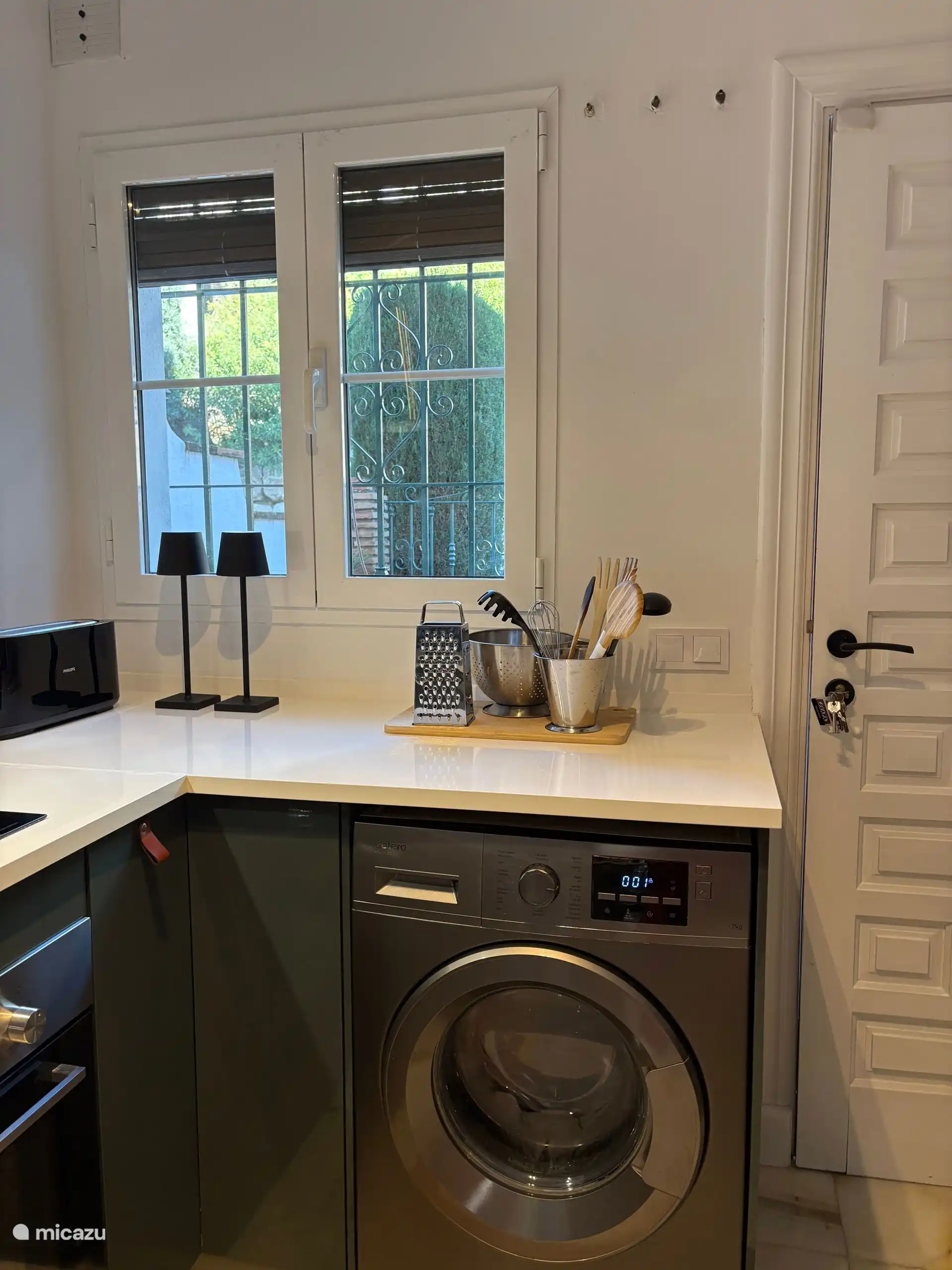 Magnetron en allerlei keukenbenodigdheden