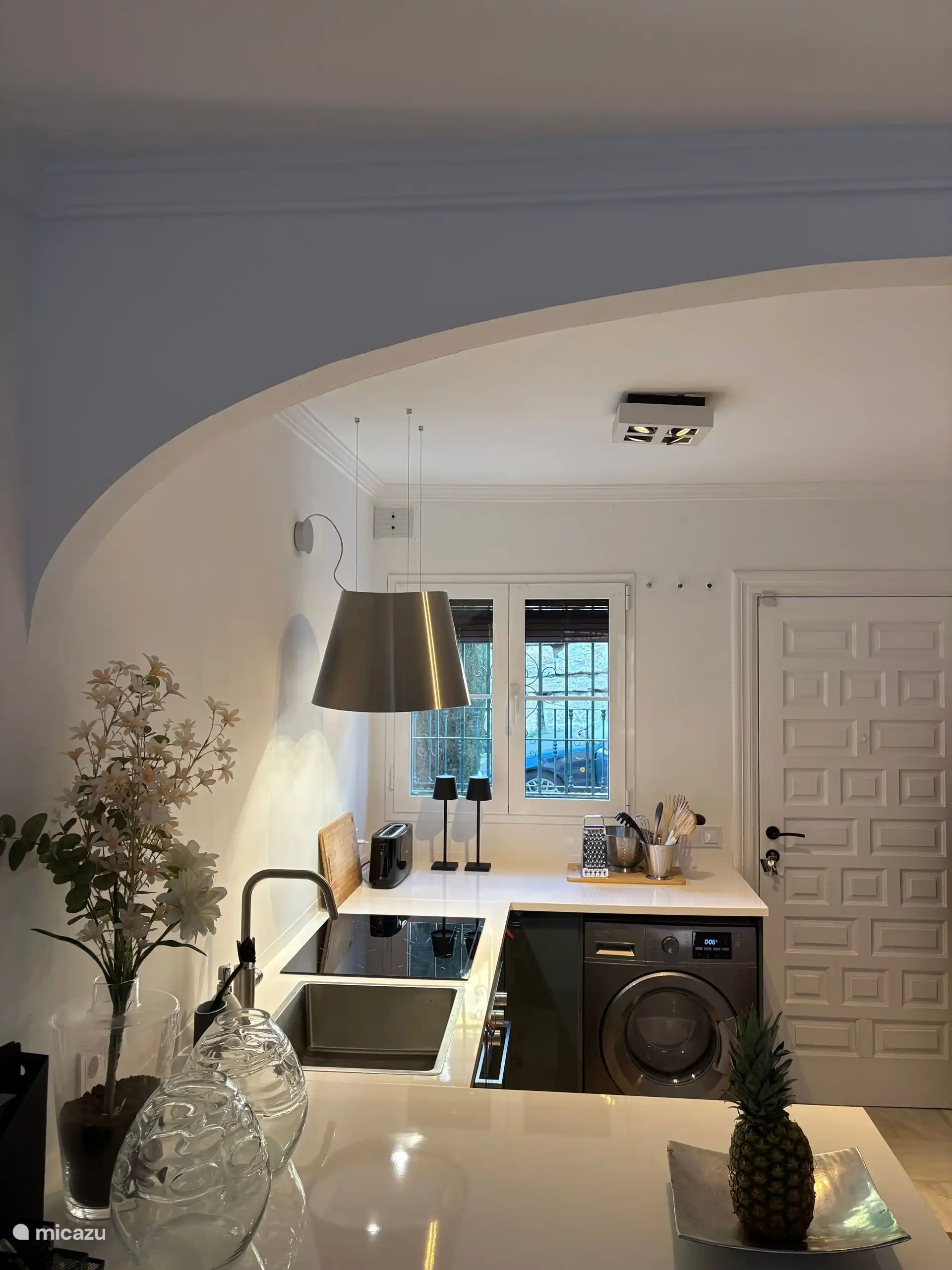 Doorkijkje vanuit de woonkamer naar de keuken