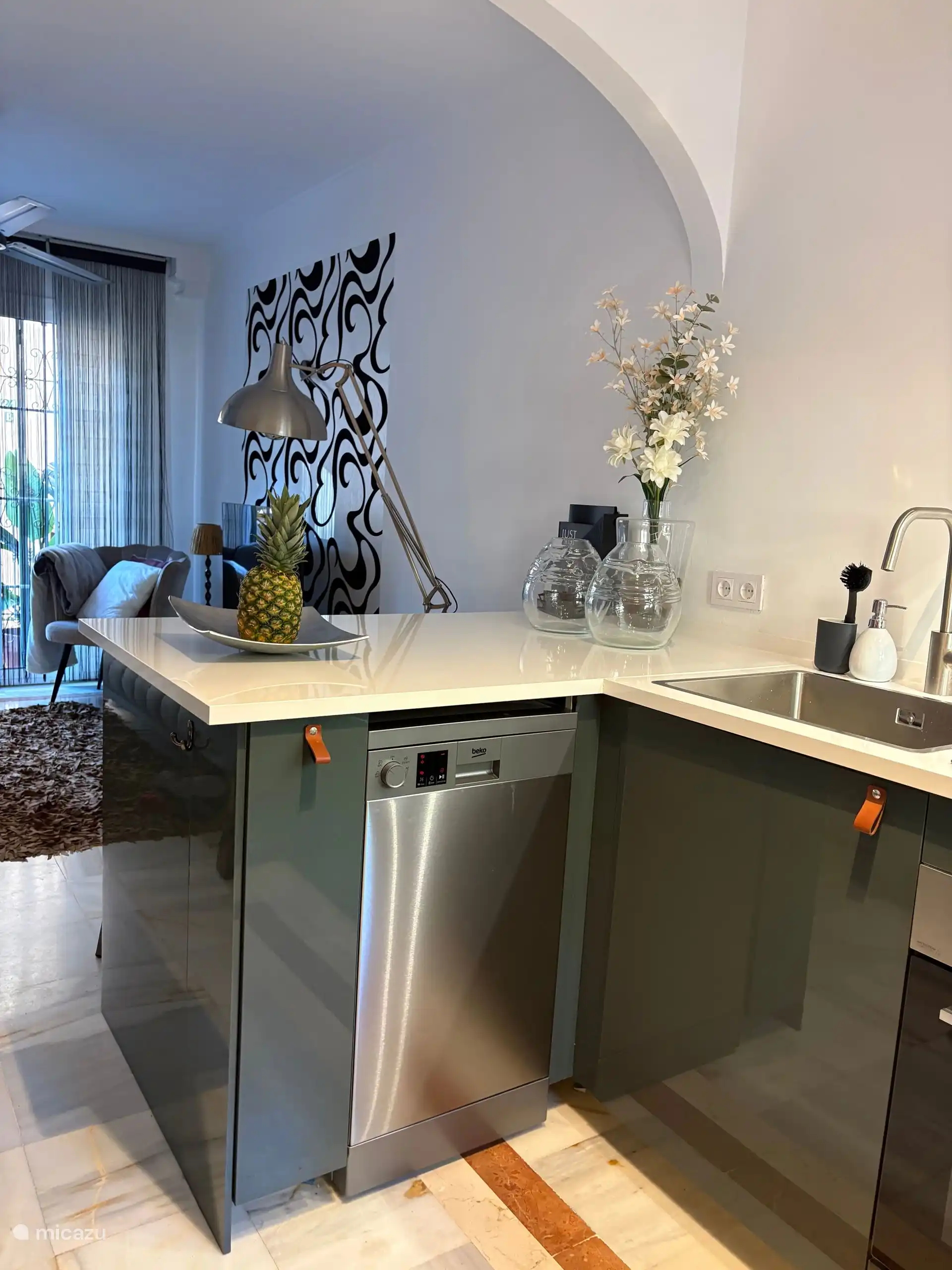 Doorkijk vanuit keuken naar woonkamer