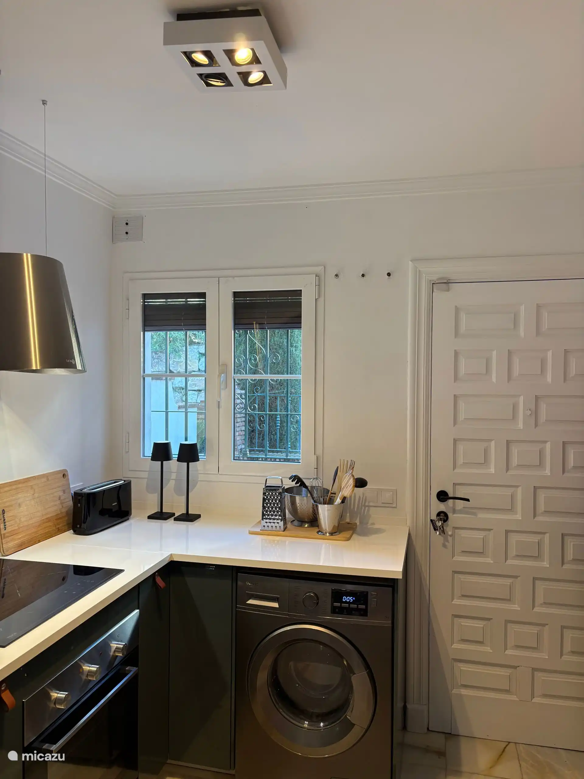 Lichte keuken met wasmachine
