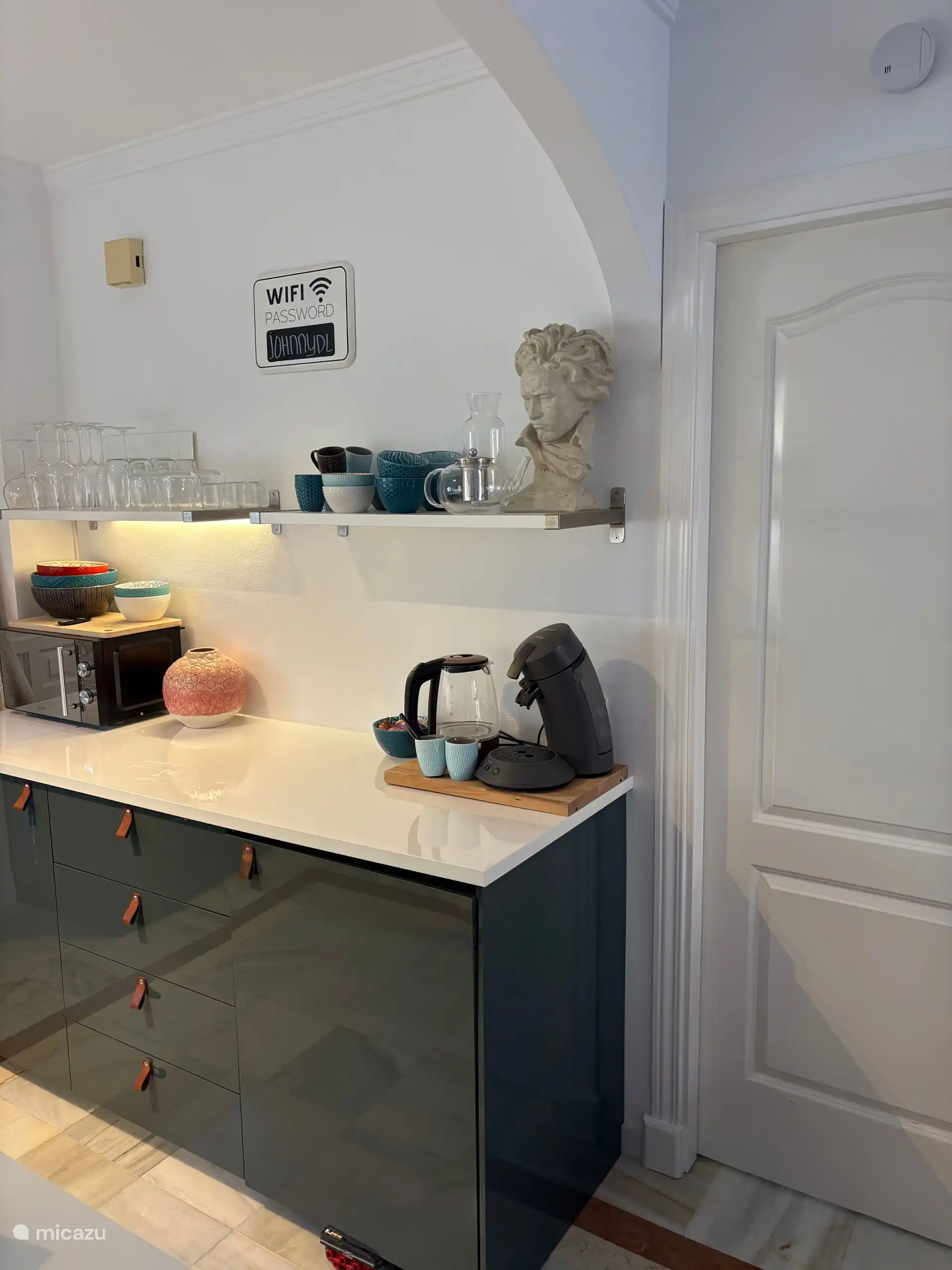 Kleine koffiecorner met koffiezetter en waterkoker