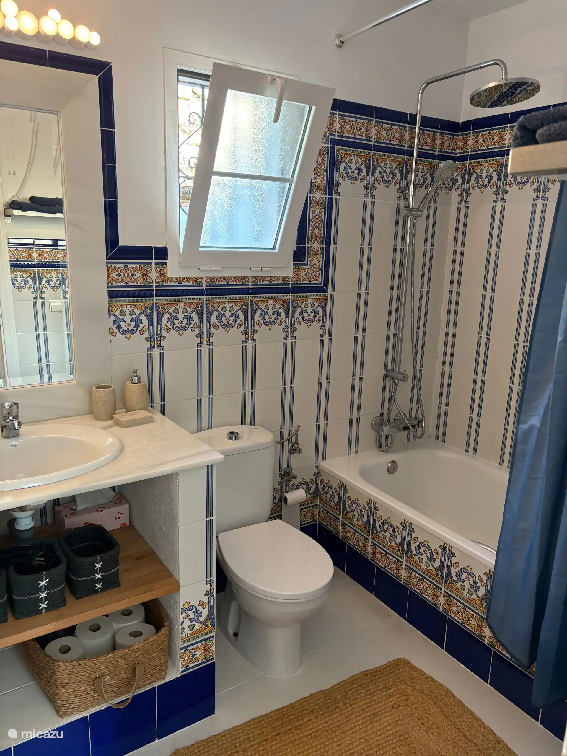 Badkamer met prachtige Spaanse tegeltjes