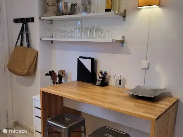 Location de Vacances Espagne, Costa del Sol, Mijas Golf, appartement - Casa Enviento Le coin repas et un sac de plage (dont un sac isotherme) pour emporter tous les goodies à la plage.