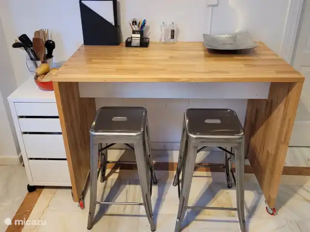 Location de Vacances Espagne, Costa del Sol, Mijas Golf, appartement - Casa Enviento Bar à manger sur roulettes pour pouvoir aussi manger à plusieurs