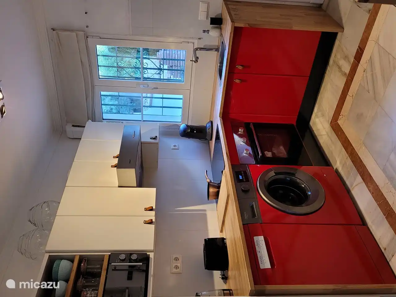 Eine hippe Küche. mit viel Arbeitsfläche.