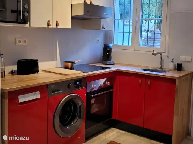 Location de Vacances Espagne, Costa del Sol, Mijas Golf, appartement - Casa Enviento Une cuisine branchée. avec beaucoup d'espace de travail.