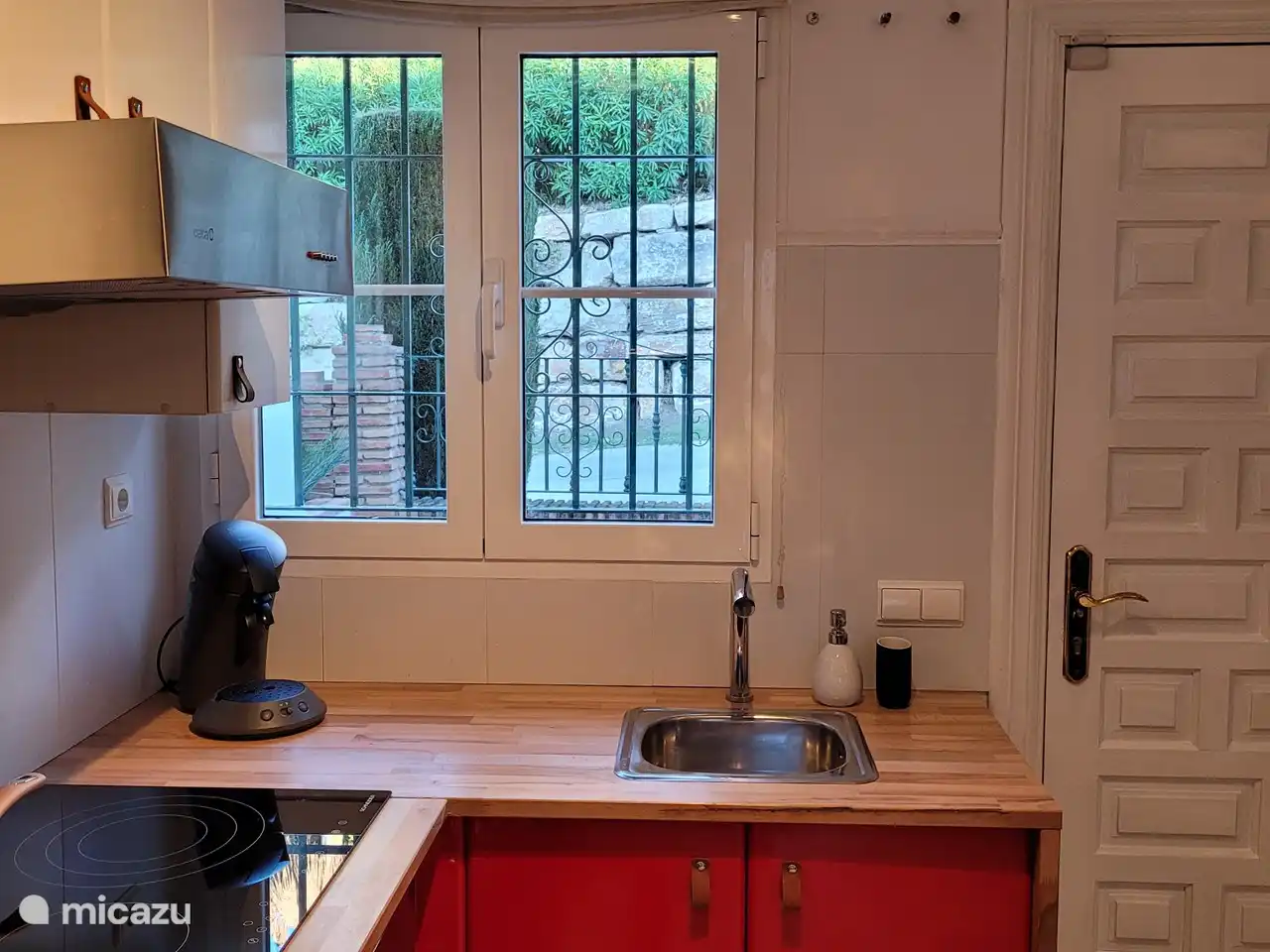 Die Küche befindet sich vorne neben der Haustür und blickt auf die Terrasse.