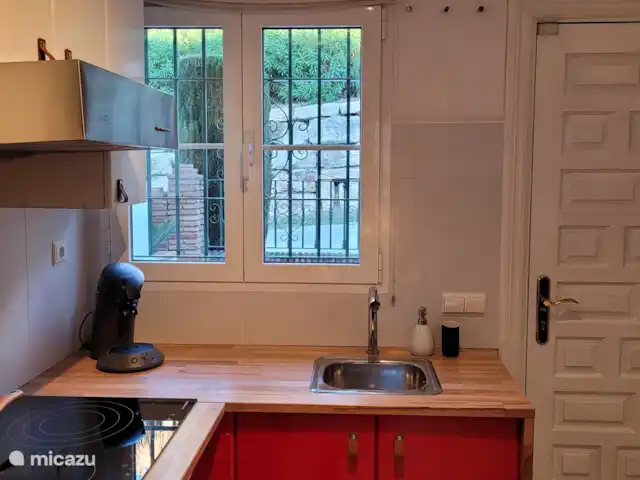 Location de Vacances Espagne, Costa del Sol, Mijas Golf, appartement - Casa Enviento La cuisine est située à l'avant à côté de la porte d'entrée et donne sur la terrasse.