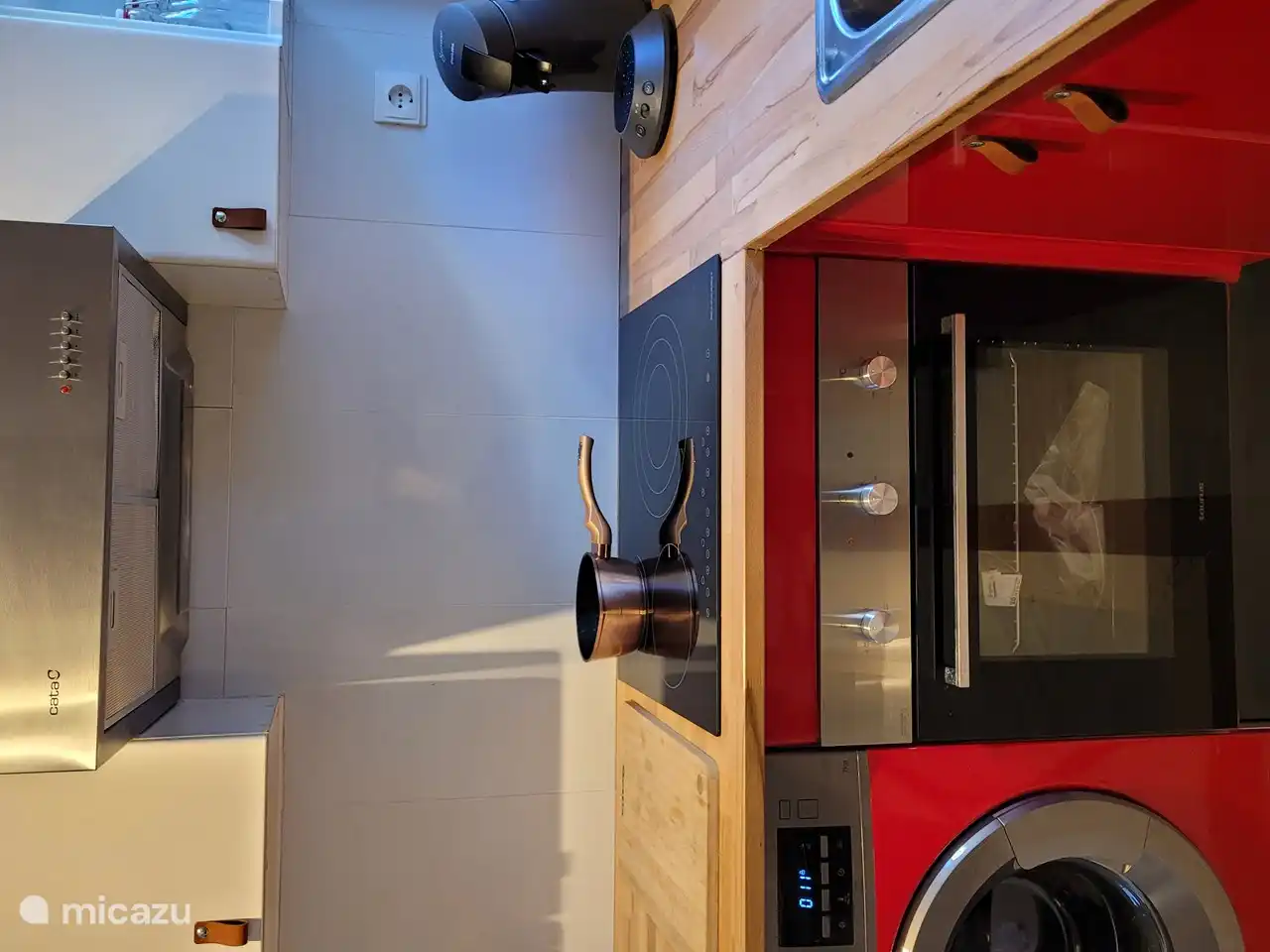 Eine Holzarbeitsplatte mit Cerankochfeld mit 3 Zonen und einem Backofen mit Grill.