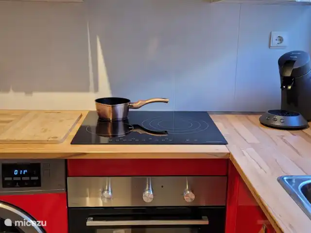 Location de Vacances Espagne, Costa del Sol, Mijas Golf, appartement - Casa Enviento Un plan de travail en bois avec une plaque vitrocéramique 3 feux et un four avec grill.