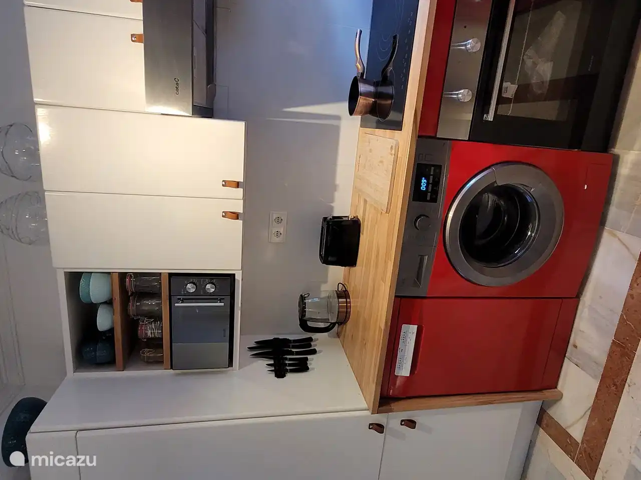 Großer Kühlschrank plus Gefrierschrank mit 3 Schubladen und Mikrowelle.