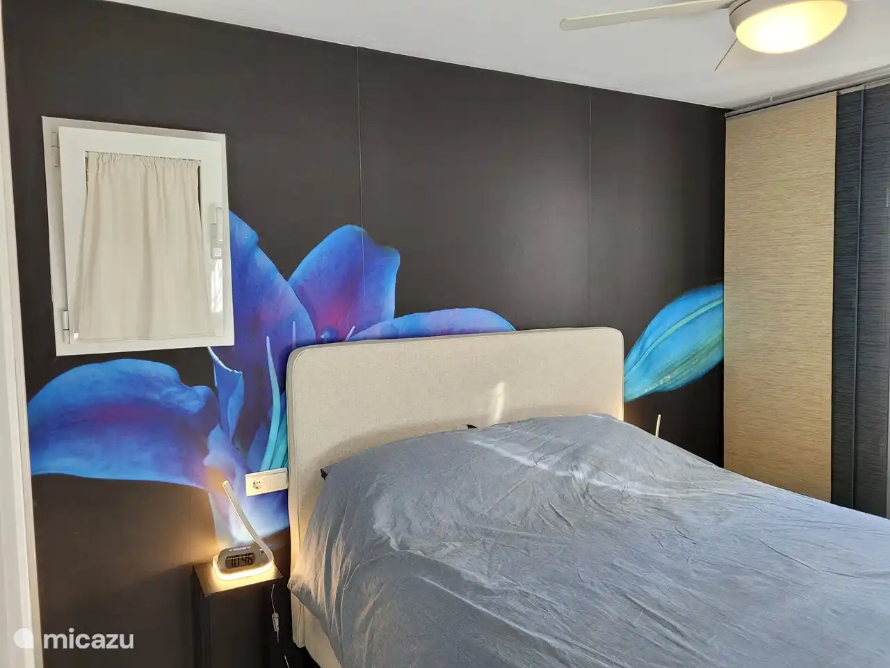 Schlafzimmer mit Boxspringbett