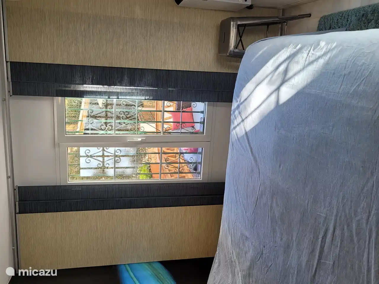 Schlafzimmerfenster mit Blick auf die hintere Terrasse