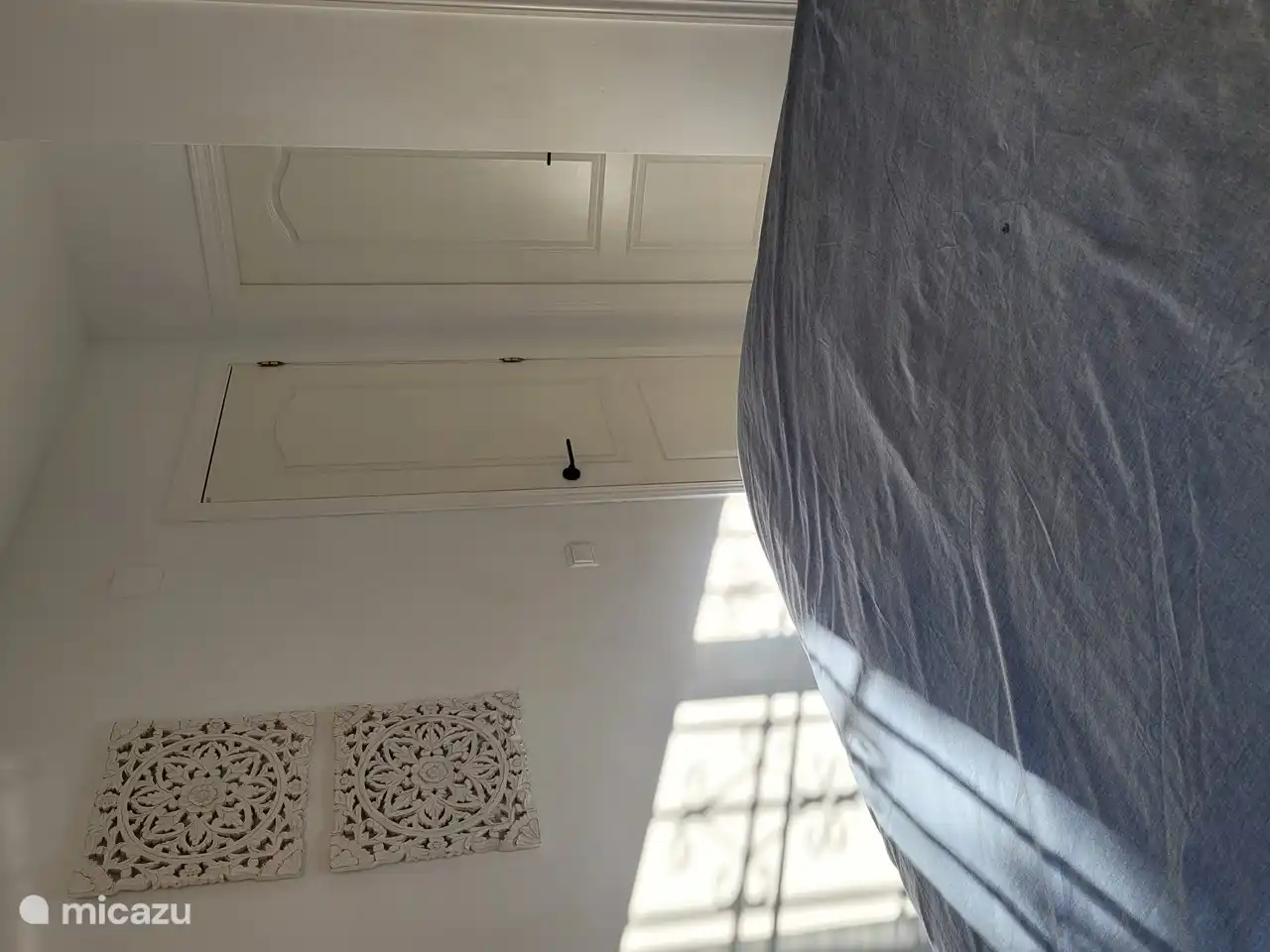 Die Türen zum Wohnzimmer und Bad