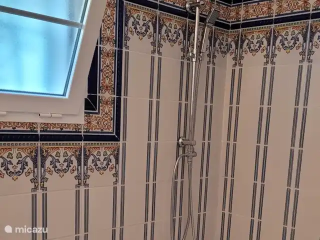 Location de Vacances Espagne, Costa del Sol, Mijas Golf, appartement - Casa Enviento Salle de bain spacieuse de style andalou avec toilettes, lavabo, baignoire et douche à effet pluie.