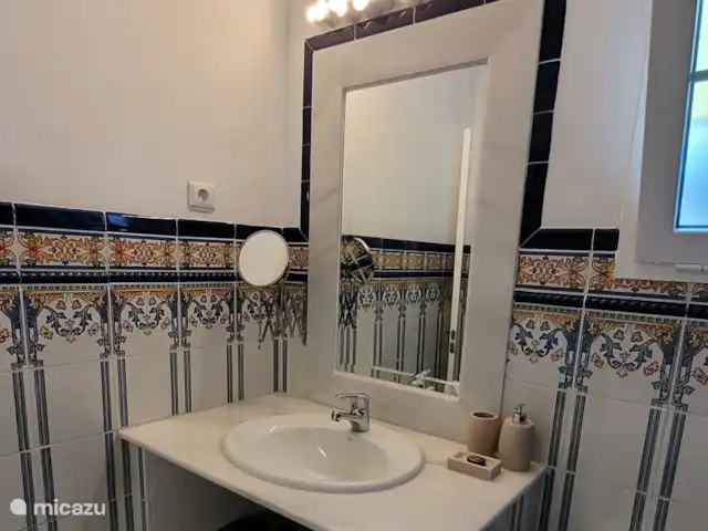 Location de Vacances Espagne, Costa del Sol, Mijas Golf, appartement - Casa Enviento Lavabo avec dessus en marbre et beaucoup d'espace de rangement