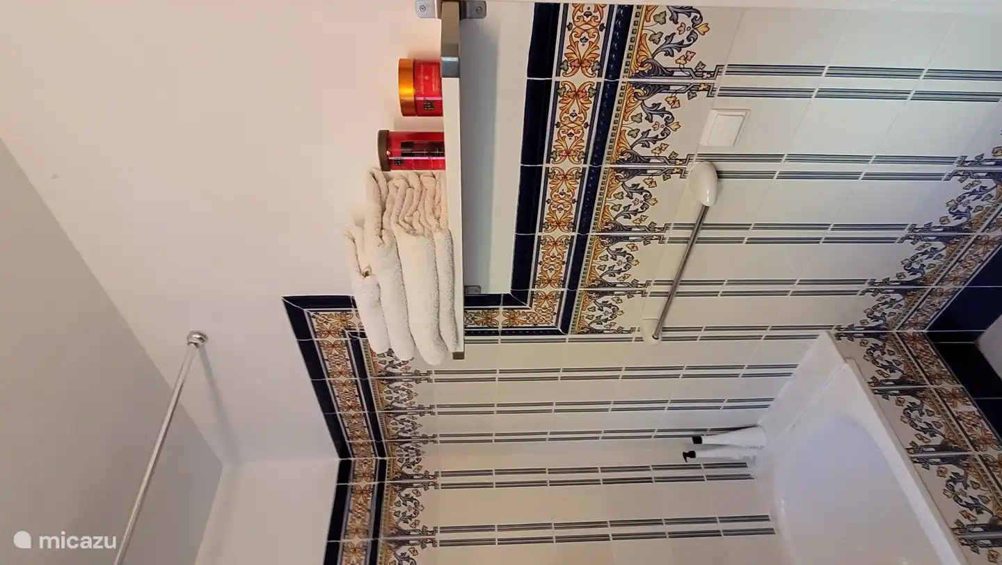 Schönes gefliestes Badezimmer