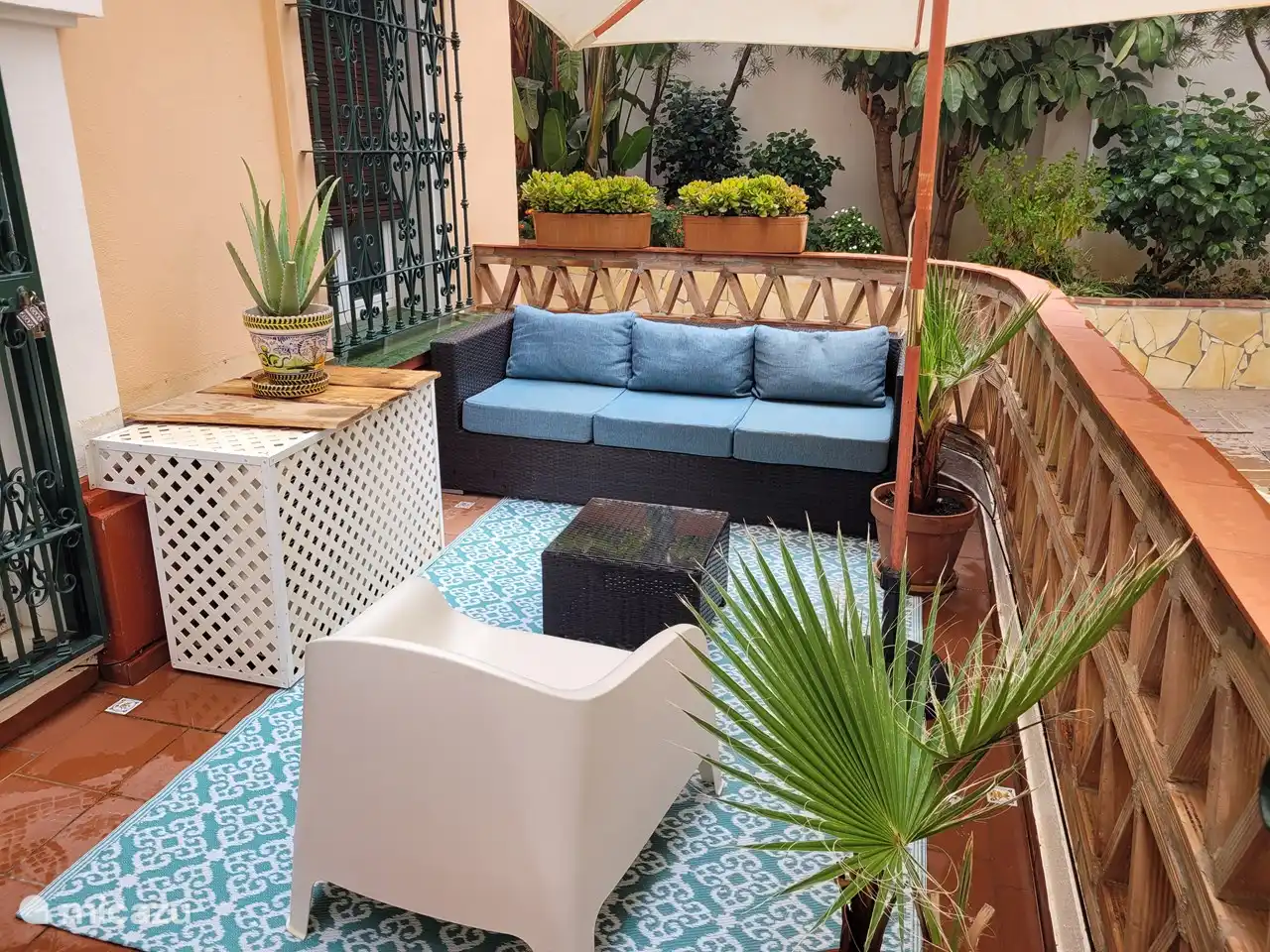 Schön geschützte Lage. mit der Sonne, die ab halb neun die Terrasse heizt