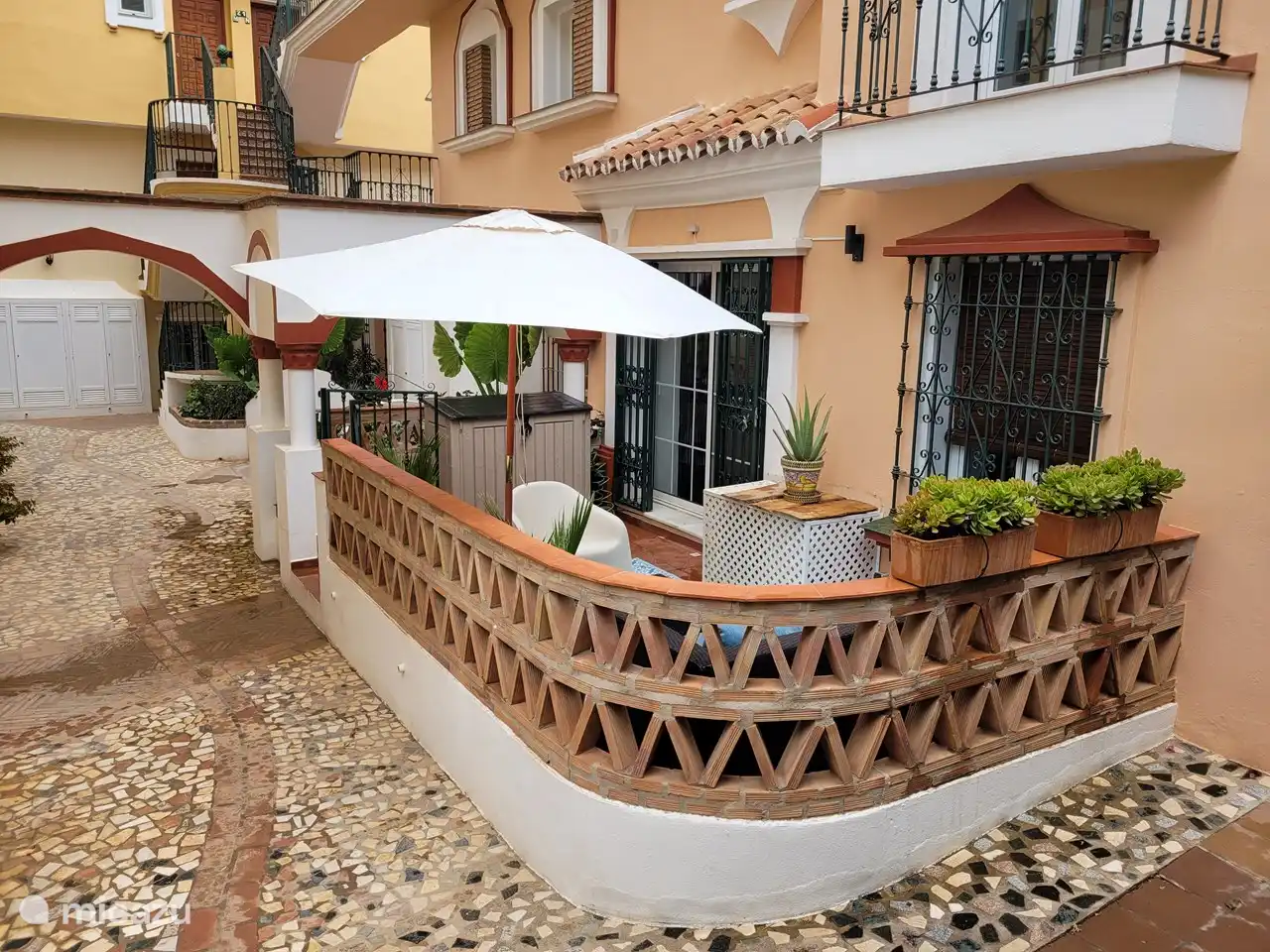 Ein Überblick über die gesamte Terrasse auf der Rückseite des Hauses