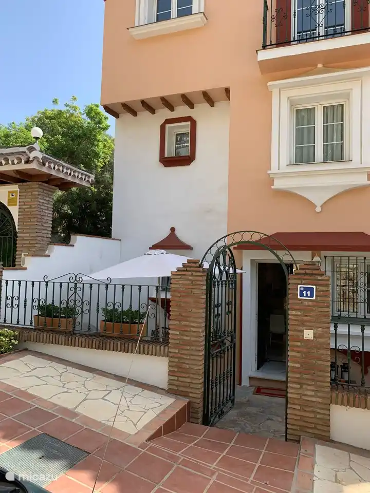 Vor dem Haus mit Terrasse.