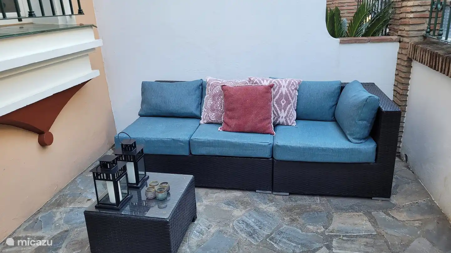 An der Vorderseite befindet sich auch ein schönes Lounge-Sofa, um einen Nachmittagsdrink in der Abendsonne zu genießen.