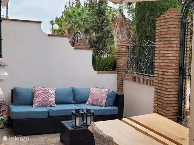 Location de Vacances Espagne, Costa del Sol, Mijas Golf, appartement - Casa Enviento Beaux arbres en arrière-plan de la terrasse fermée.