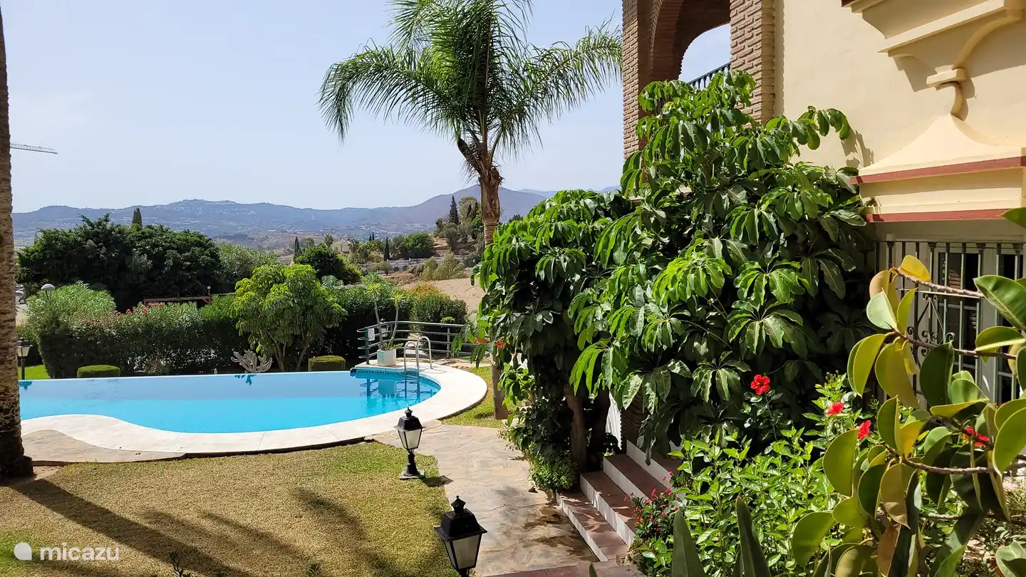 Infinity-Pool nur 15 Meter von unserer Terrasse entfernt.