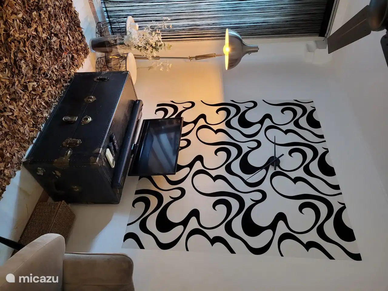 Fernseher mit Chromecast, damit Sie alle Bilder von Ihrem Telefon oder Tablet streamen können, und eine Soundbar mit Bluetooth-Verbindung.