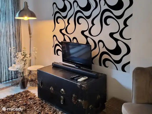 Location de Vacances Espagne, Costa del Sol, Mijas Golf, appartement - Casa Enviento TV avec chromecast pour que vous puissiez diffuser toutes les images de votre téléphone ou tablette, et une barre de son avec connexion Bluetooth.