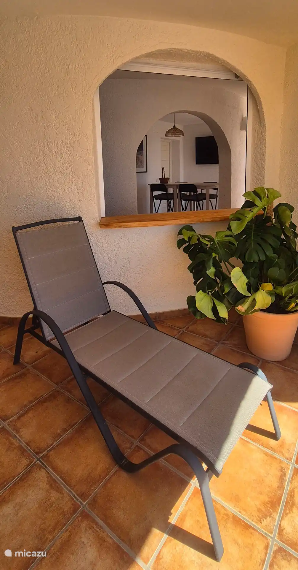 Poolbar mit Küche und 55 Smart-TV