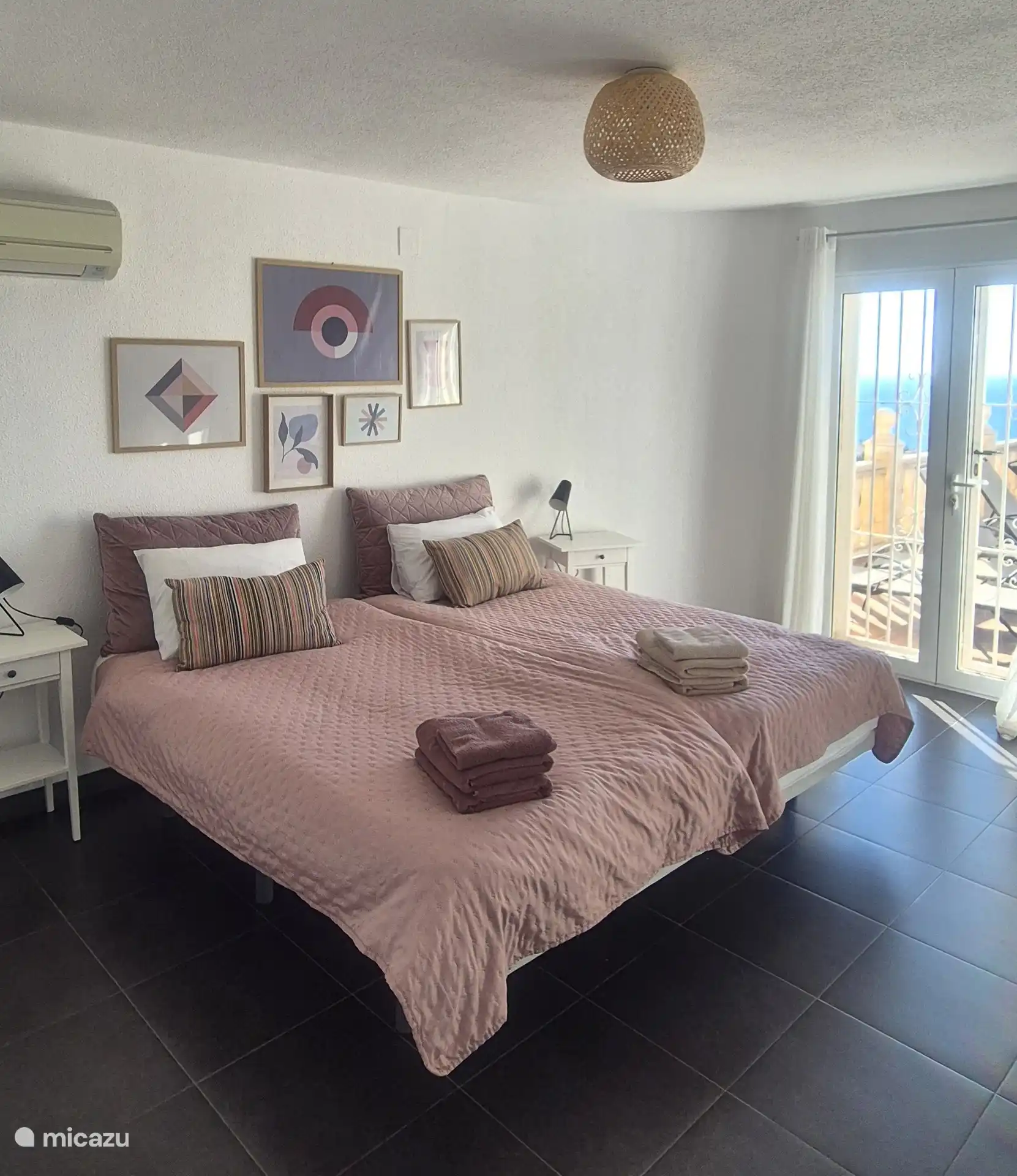Schlafzimmer mit Meerblick und 2 Bildschirmen.