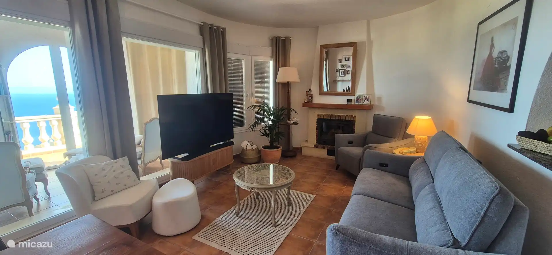 Salon mit 65-Zoll-Smart-TV