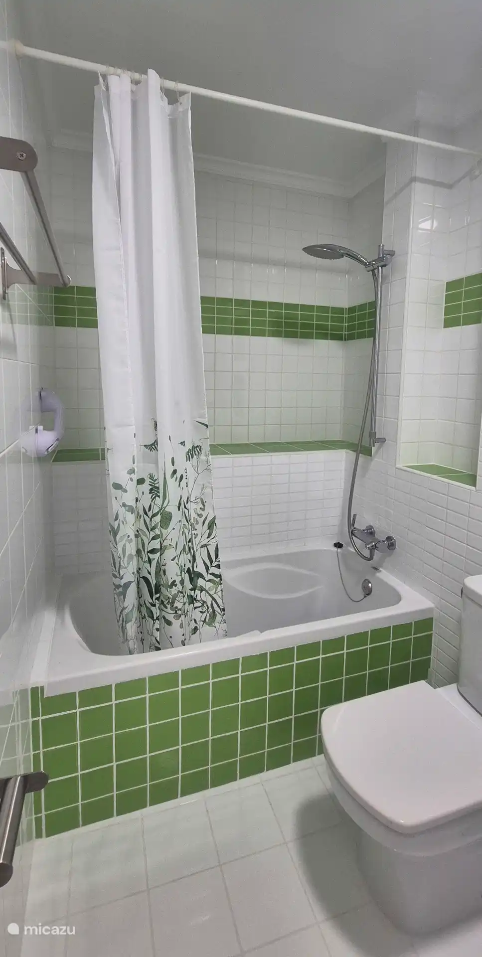 Badezimmer mit eigenem Bad, Schlafzimmer maximal 15 Uhr.