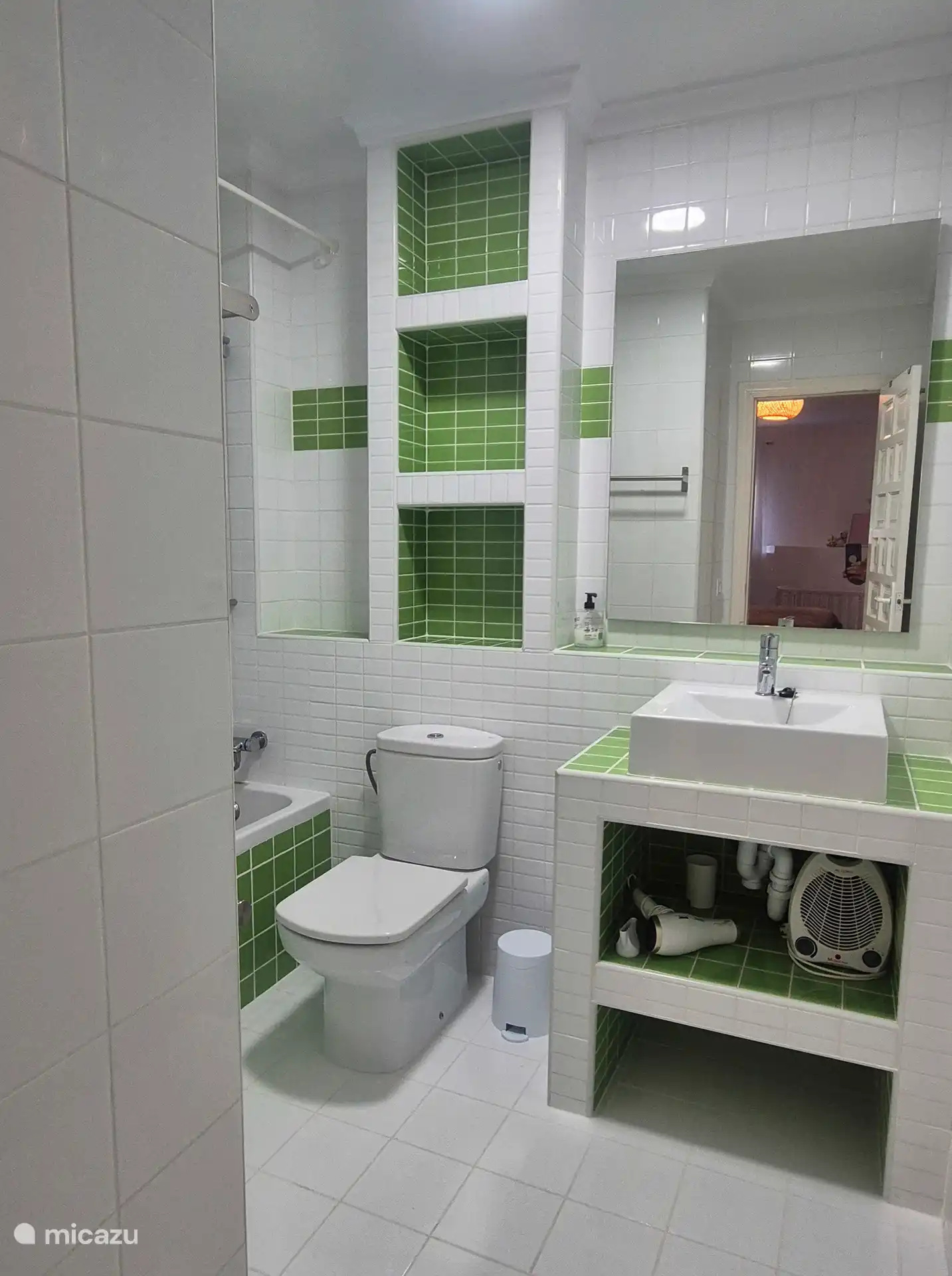 Badezimmer mit eigenem Bad, Schlafzimmer maximal 15 Uhr.
