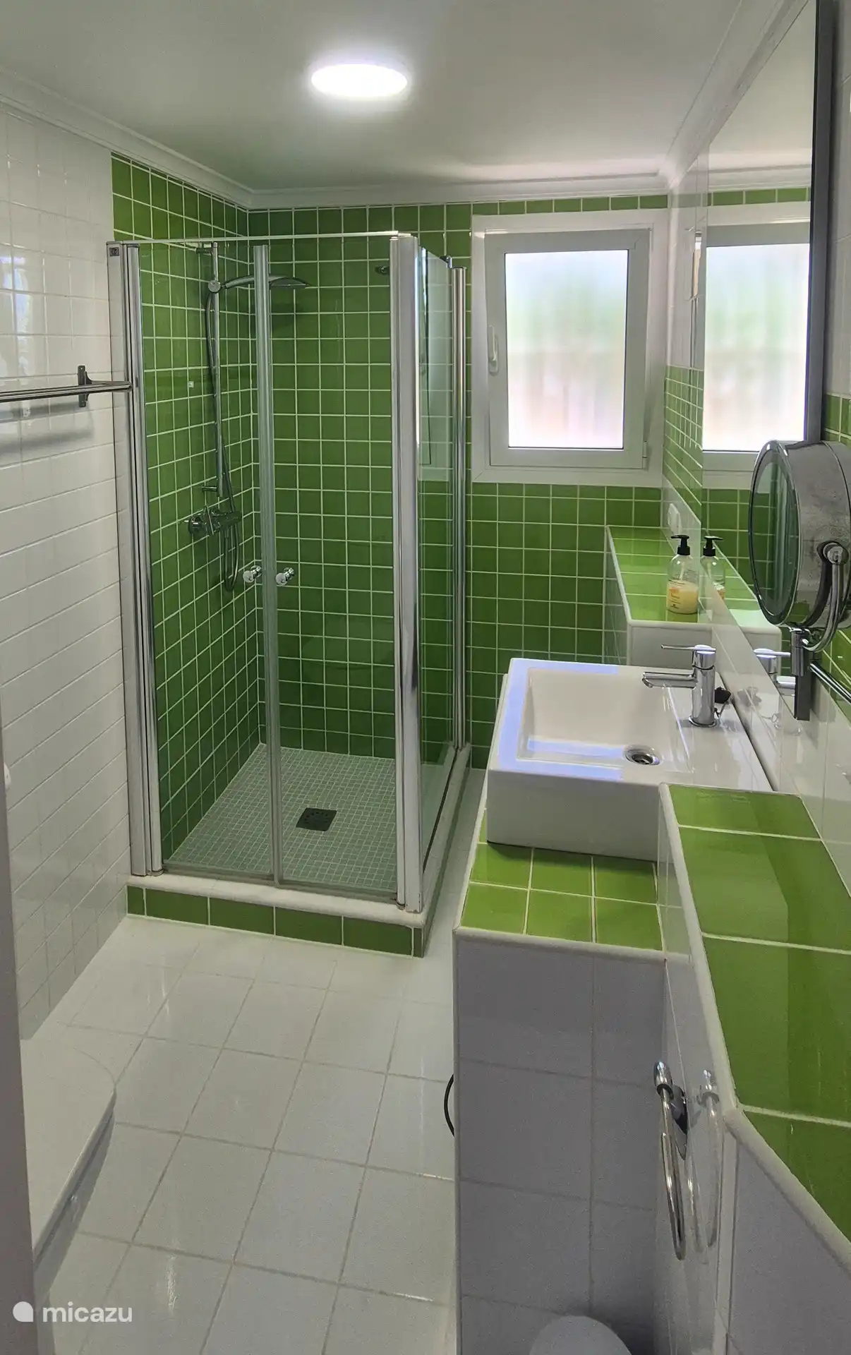 Eigenes Badezimmer mit Toilette im Schlafzimmer 2p